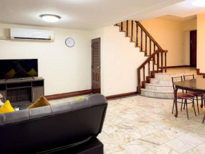 Private House 3 Suite Beds + Double Beds in Heart of Phromphong